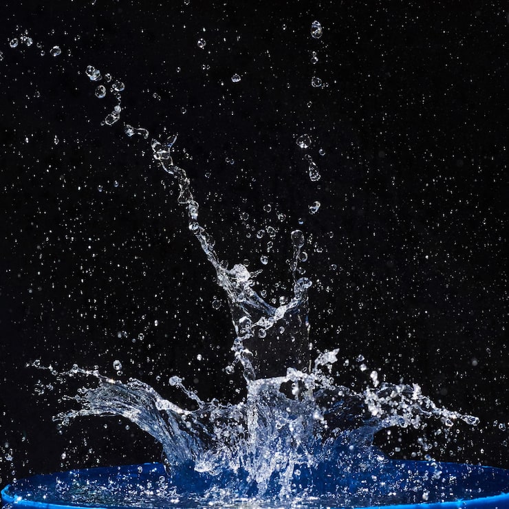 Foto salpicaduras de agua aisladas sobre un fondo negro