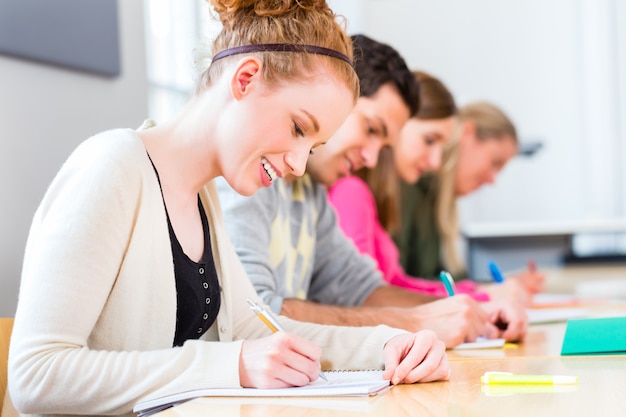 Foto studenten, die einen test oder eine prüfung schreiben