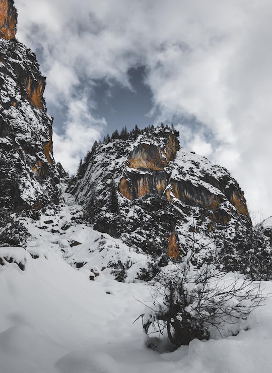 Foto terra coberta de neve contra o céu