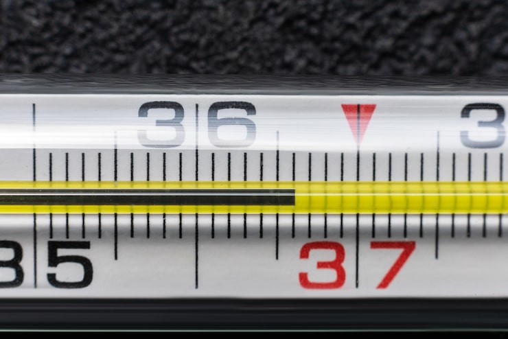 Foto thermometer mit gesunder menschlicher körpertemperatur