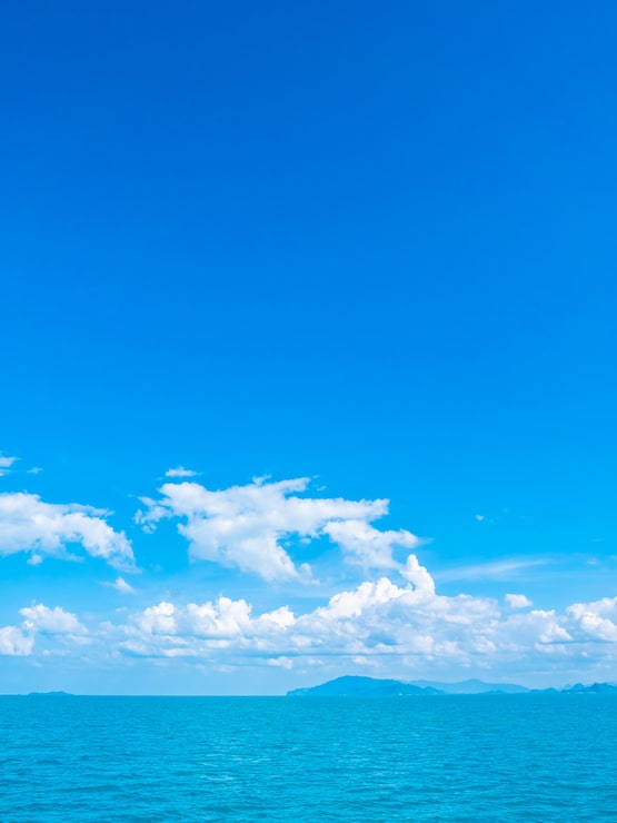無料Photo 美しい海と海 白い雲と青い空