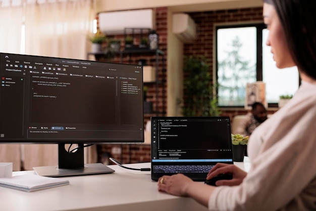 Бесплатный Фотография женщина-фрилансер, кодирующая html-скрипт с онлайн-облачным сервером и программирующим брандмауэром. изучение нового пользовательского интерфейса в окне терминала с языком кода и приложением.