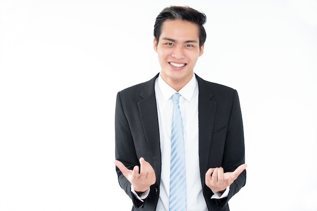 ฟรี Photo นักธุรกิจเอเชียหนุ่มมีความสุขแสดงท่าทาง