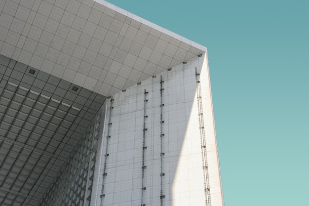 免费Photo 在蓝天下，白色现代建筑的低角度拍摄