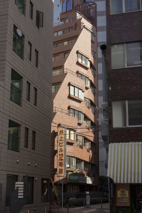 免费Photo 沐浴在光线下的红砖建筑