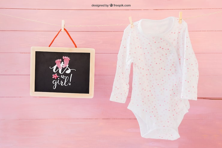 Kostenlose PSD baby mockup mit wäscheklammer
