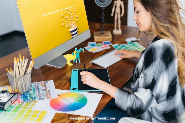 Kostenlose PSD grafikdesigner mockup mit mädchen
