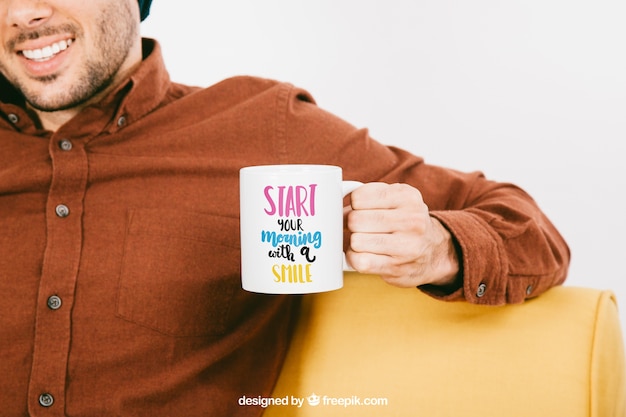 Kostenlose PSD mock up mit smiley mann und becher