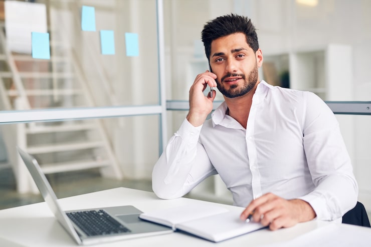 Gratis Foto arbeidsgiver på telefonen