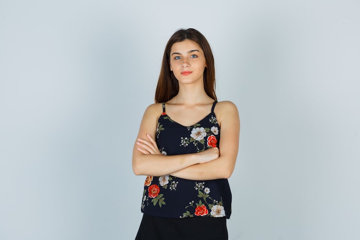 Gratis Foto attraktiv dame holder hendene krysset i bluse og ser selvsikker ut, sett forfra.