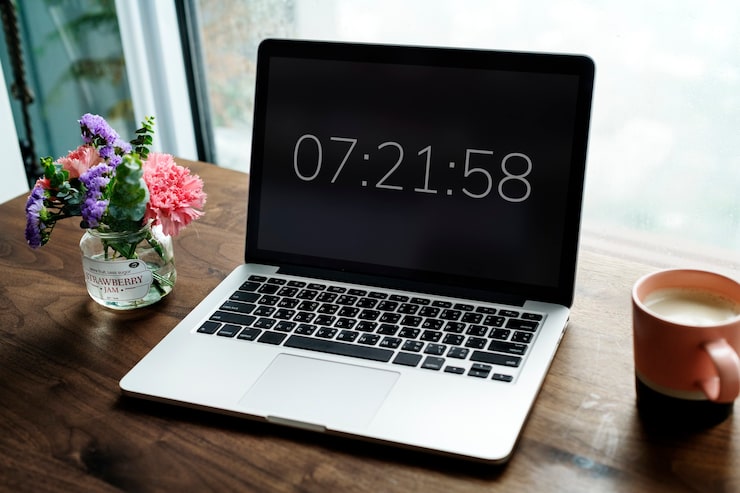 Gratis Foto bærbar datamaskin på trebord med timer