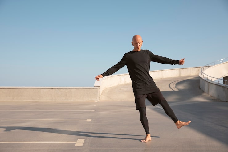 Gratis Foto danser som utfører elegant scenekunst