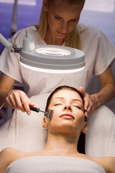 Gratis Foto dermatolog utfører laser hårfjerning på pasient