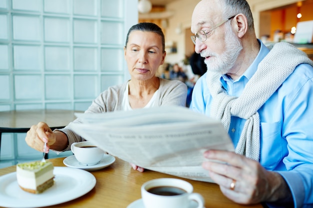 Gratis Foto diskuterer nyheter