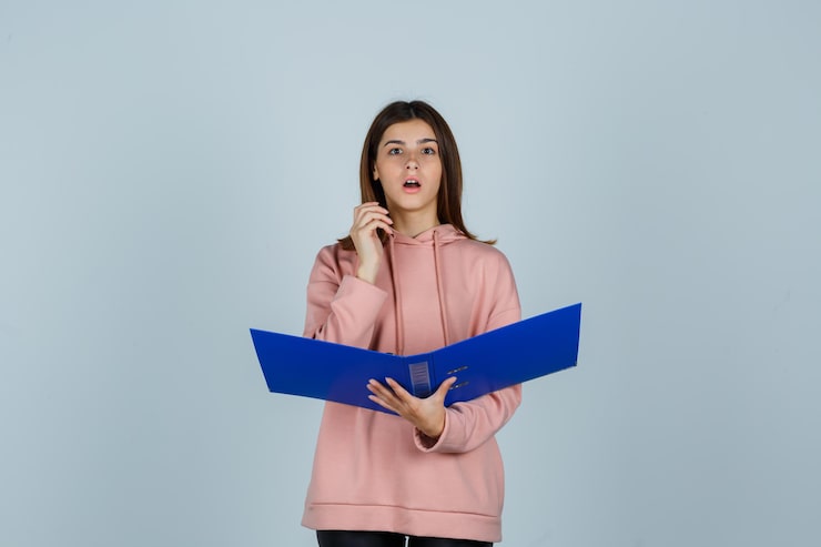 Gratis Foto ekspressiv ung dame som poserer i studioet