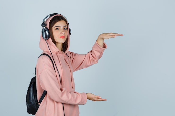 Gratis Foto ekspressiv ung dame som poserer i studioet