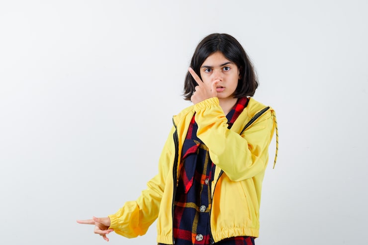 Gratis Foto ekspressiv ung jente som poserer i studioet