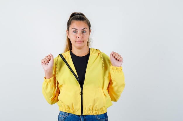 Gratis Foto ekspressiv ung jente som poserer i studioet