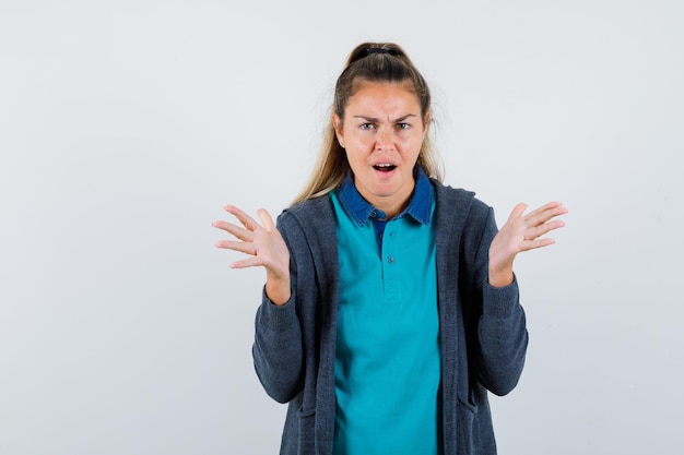 Gratis Foto ekspressiv ung jente som poserer i studioet