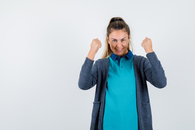 Gratis Foto ekspressiv ung jente som poserer i studioet