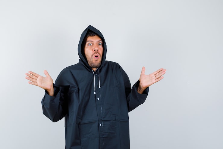 Gratis Foto ekspressiv ung mann som poserer i studio