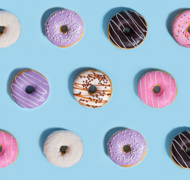 Gratis Foto fargerike søte donuts, mønsterkomposisjon