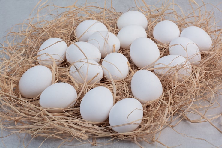 Gratis Foto ferske hvite egg på marmor bakgrunn.