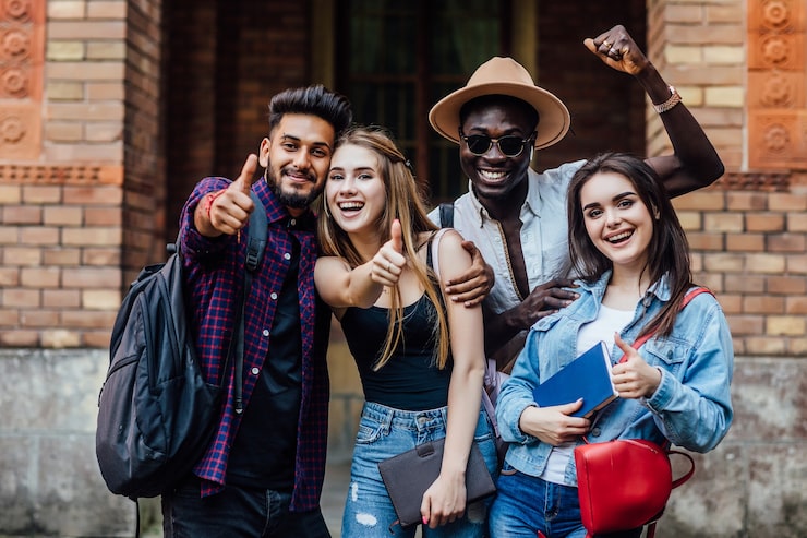 Gratis Foto fire glade studenter nær universitetet på campus