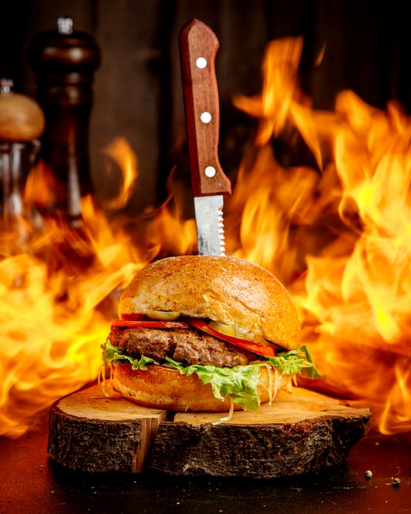 Gratis Foto fire meat burger på en treflis