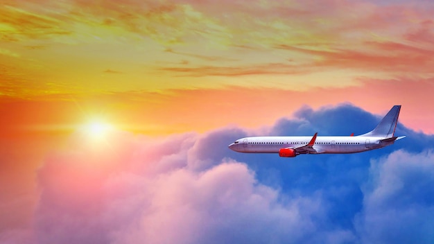 Gratis Foto fly som flyr over skyene i solnedgangslys