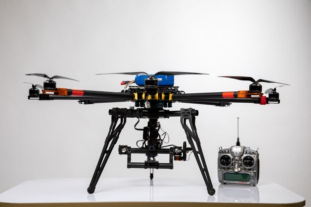 Gratis Foto flygende drone med sølv joystick