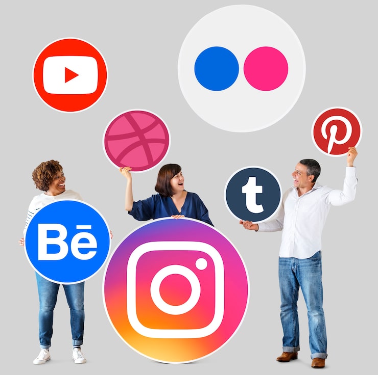 Gratis Foto folk som holder ikoner av digitale merkevarer