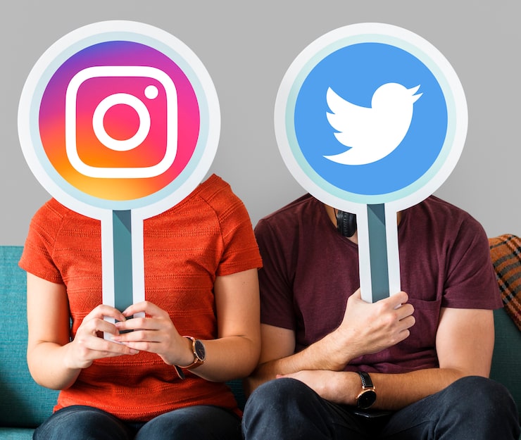 Gratis Foto folk som holder ikoner for sosiale medier.