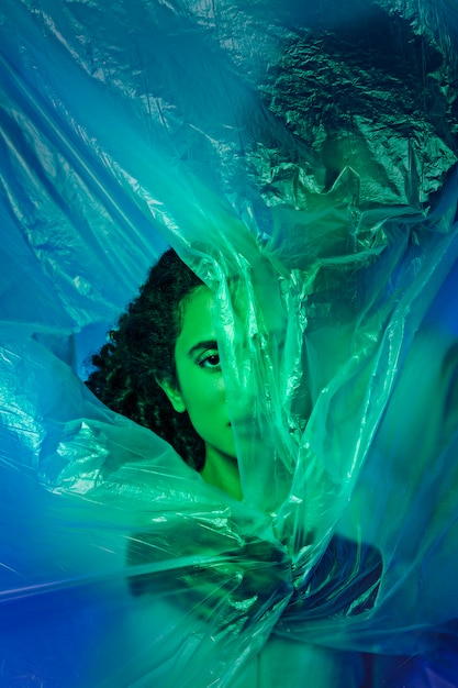 Gratis Foto frontbilde av par med plastfolie