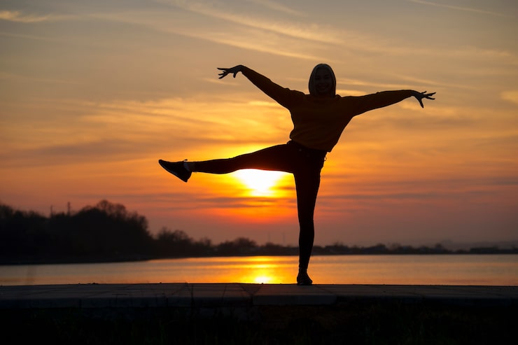 Gratis Foto fullt skudd kvinne som poserer ved solnedgang