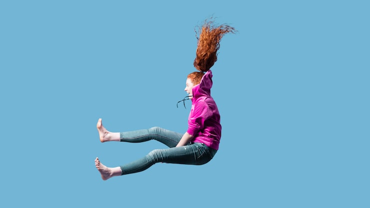 Gratis Foto glad ung kvinne som hopper