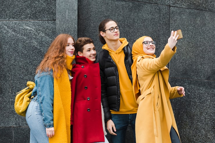 Gratis Foto gruppe av glade tenåringer som tar en selfie sammen