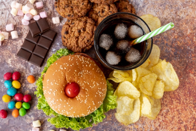 Gratis Foto hamburger sett ovenfra med snacks