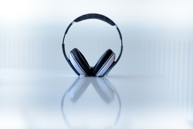 Gratis Foto headset på en hvit overflate