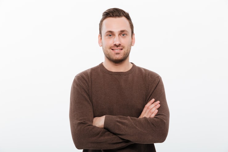 Gratis Foto kjekk ung oppstemt mann med armene i kors