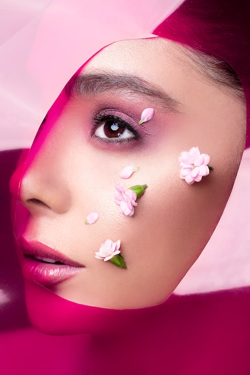Gratis Foto kvinne modell iført rosa lipgloss og øyenskygge