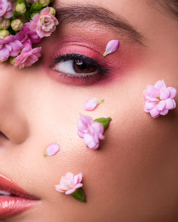 Gratis Foto kvinne modell med blomster i ansiktet