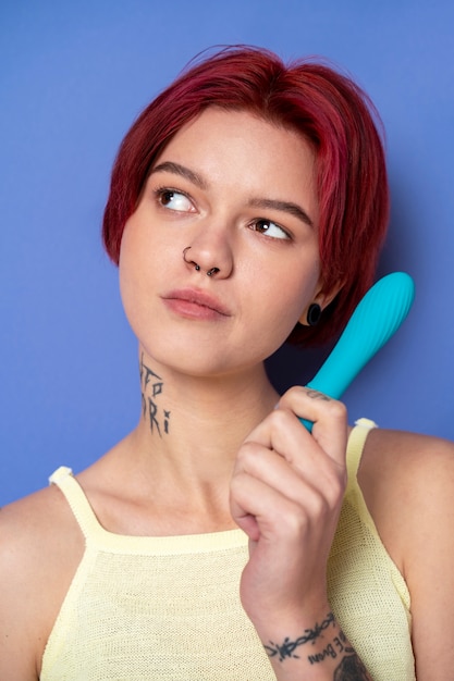 Gratis Foto kvinne som holder blå vibrator
