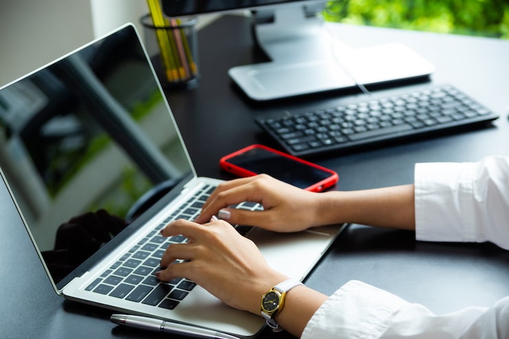 Gratis Foto kvinnehånd som skriver på tastaturet til en bærbar datamaskin