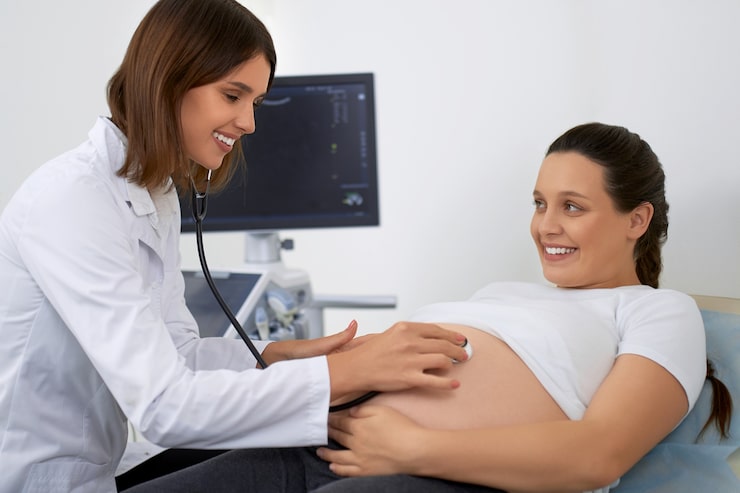 Gratis Foto lege som bruker stetoskop for å undersøke gravid kvinne