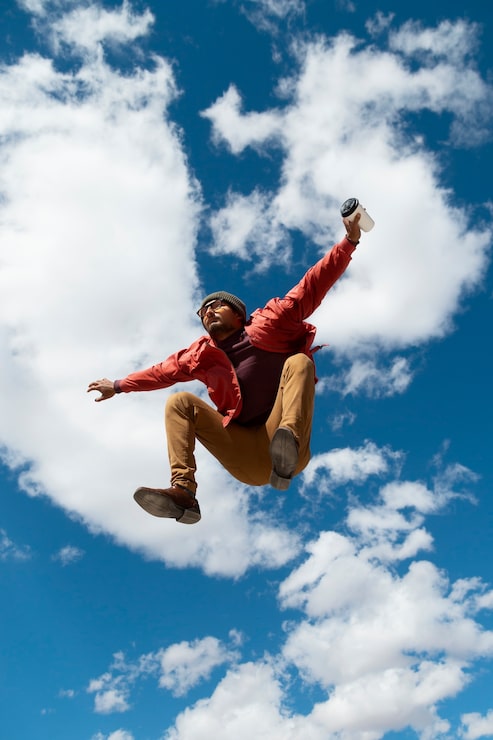 Gratis Foto mann som hopper mens han driver med parkour