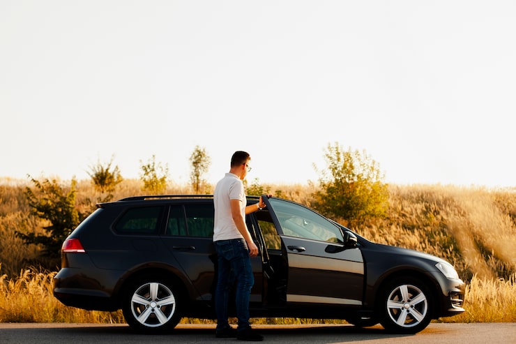 Gratis Foto mann som setter seg inn i bilen