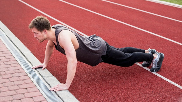 Gratis Foto mann som tar pushups på løpebane
