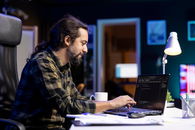 Gratis Foto mannlig programmerer som koder på laptop