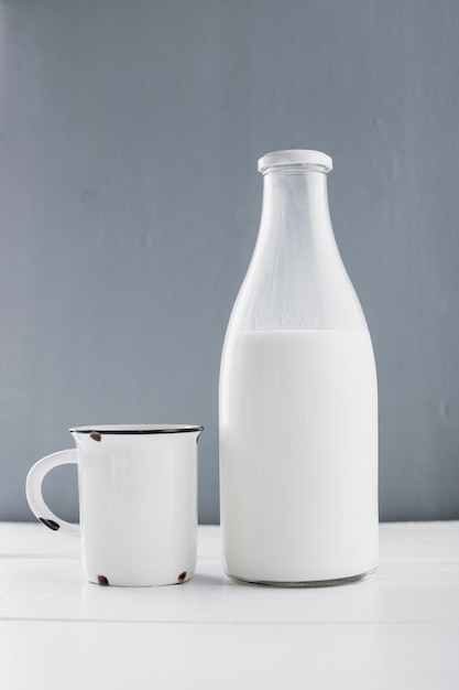 Gratis Foto melkeflaske med kopp, sett forfra